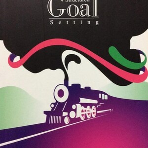 Pode incluir: Uma capa de livro intitulada Structured Goal Setting por Raja Idris Raja Kamarudin. A capa apresenta uma locomotiva a vapor roxa escura emitindo uma grande nuvem de fumaça preta com fitas rosas e verdes, sobre um fundo branco e roxo.