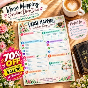 以下が含まれることがあります： 花柄の縁取り、番号付きの学習セクション、Verse Mapping Scripture Deep Diveというテキストが印刷された聖書学習用ワークシート。黒い聖書、花柄のペン、コーヒーカップが木製の表面に置かれています。