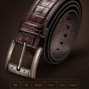 Puede incluir: Un cinturón marrón oscuro con textura de cocodrilo y una hebilla de metal plateado. La hebilla tiene grabado el texto SETRIL SHYFAE. Debajo del cinturón hay una tabla con las columnas 32, Weligth, Tinch, Fete y Lenigh.