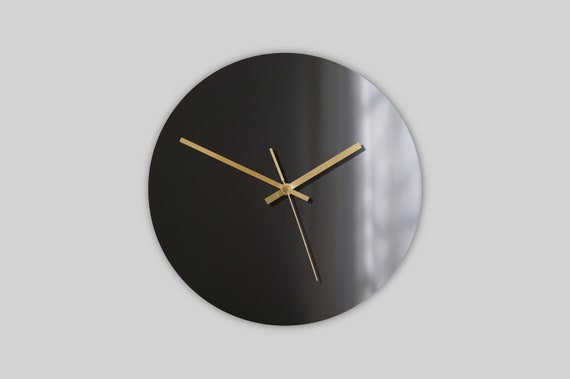 Black Mirror - Titanium beschichtete Edelstahl Wanduhr - Hergestellt in Deutschland