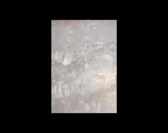 Könnte beinhalten: Nahaufnahme einer weißen, strukturierten Oberfläche mit einem dezenten Muster. Die Oberfläche fühlt sich glatt und fast seidig an.