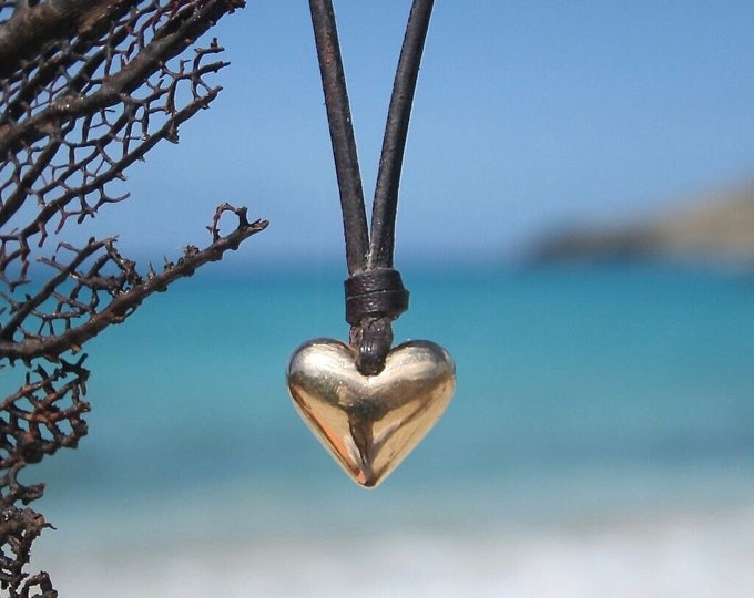 small heart focal pendant necklace made of 18K gold & Tahitian pearl mounted on leather, beach jewelry, St Barth Barthelemy leather jewelry