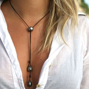 Pearls necklace with leather and Tahitian black pearls, lariat necklace, pearl pendant on leather, St Barts pearl and leather necklace.
