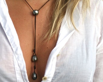 Pearls necklace with leather and Tahitian black pearls, lariat necklace, pearl pendant on leather, St Barts pearl and leather necklace.