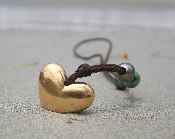 Big heart focal pendant necklace made of 18K gold & Tahitian pearls mounted on leather, beach jewelry, St Barth Barthelemy leather jewelry