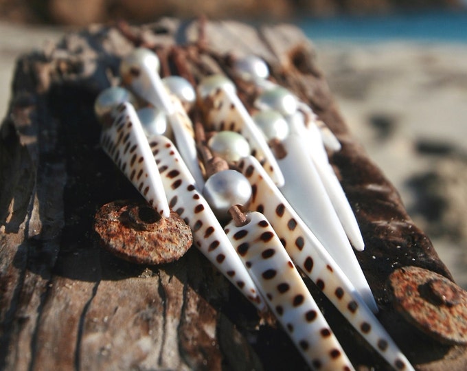 Sea shell necklace knotted on leather with cultured South Sea fine pearls. beach seaside summer coastal shell jewelry, bohemian chic luxe !