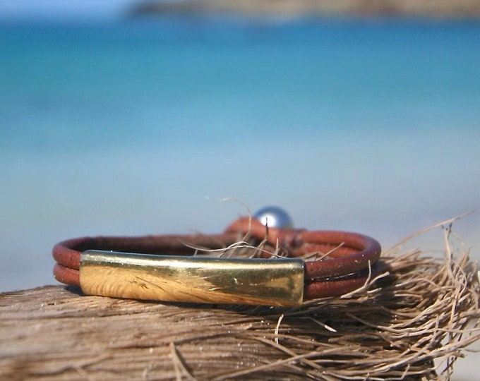 Solid 18k GOLD curb chain mounted on leather with a Tahitian pearl clasp, tailor made leather unisex jewelry from chic St Barth island
