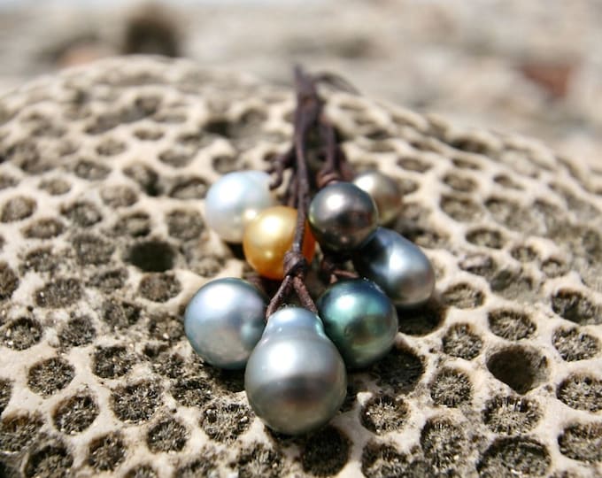 Multicolor Tahitian and Australian pearls grappe, leather jewelry, jewelry from St Barth island, beach jewelry, boho chic, cultured pearls