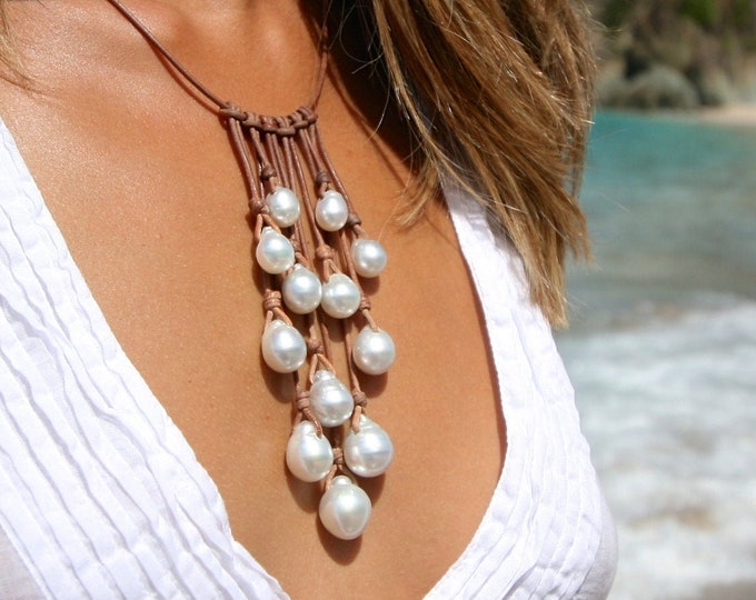 White pearls and leather long necklace for women, south sea pearls grappe, beach jewelry, cultured pearl pendant, St Barts jewelry, cluster.