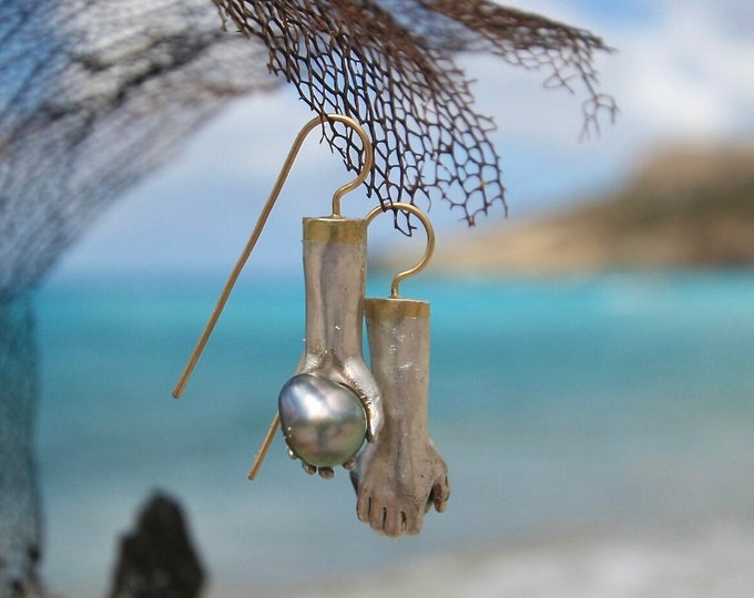 Hand earrings made of gold, black Tahitian pearls and silver, St Barthelemy jewelry, sculptural earrings, unique jewelry, St Barth island