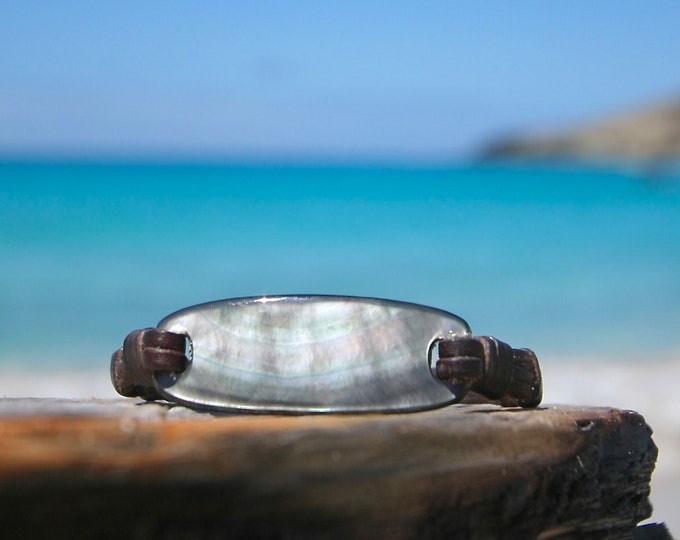 Leather bracelet with mother-of-pearl and a 18 carat gold clasp or Tahitian pearl tailor made to your wrist, beach jewelry from St Barth