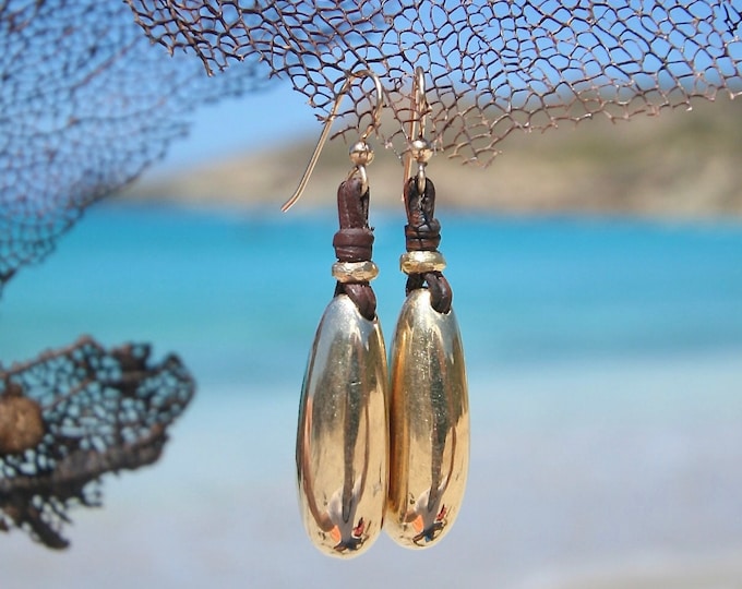 18k solid gold pebbles earrings strung on leather, pendant in gold, pebble jewelry earrings on leather, St Barthelemy signature  jewelry