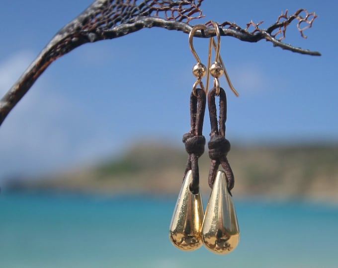 18k solid gold earrings dangle drops strung on leather, pendant in gold, small gold drops on leather, St Barthelemy, beach, luxury jewelry