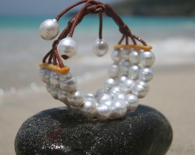4 Australian white pearls cuff bracelet strung on leather with mother of pearls, beach jewelry, Saint Barth, bohemian chic, cultured pearl