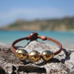 18k solid gold Tahitian pearls replica strung on leather with one Tahitian pearl clasp, Gold and leather, St Barth, beach jewelry, boho chic