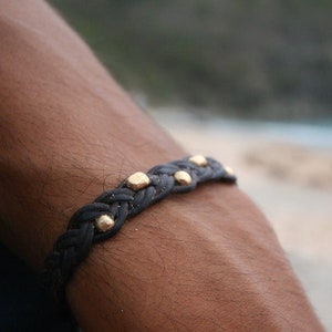 Handmade leather unisex bracelet strung with solid 18k gold beads and one Tahitian pearl, bohemian-chic inspiration, St Barth, beach jewelry