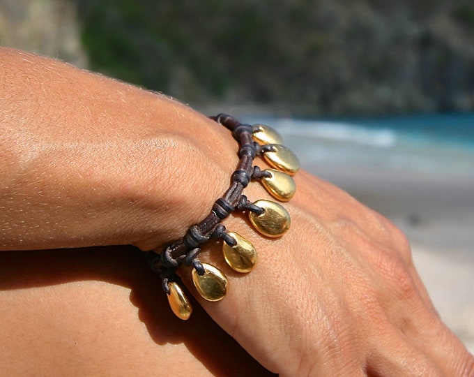 Charms Gold platted OR solid 18k gold leather bracelet, pebbles, cultured Tahitian fine pearls bohochic beach jewelry St Barth signature.