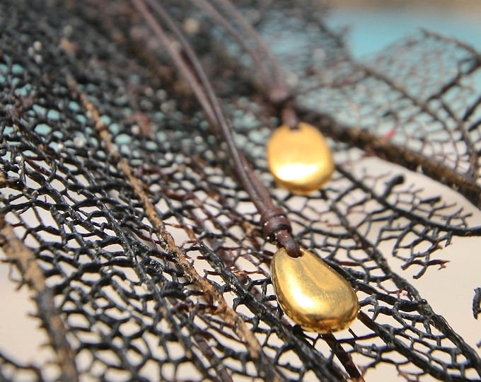 Little 18k gold pebble on leather minimalist chic necklace, cultured Tahitian fine pearl leathered, beach jewelry St Barth signature, summer
