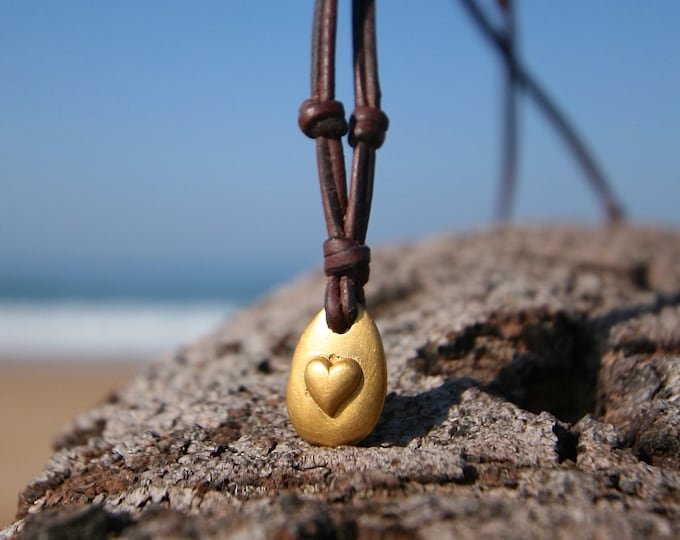 Pure 24k gold UNISEX pendant on leather with a Tahitian pearl clasp. Minimalist pure gold heart, beach jewelry St Barth, love gold pendant