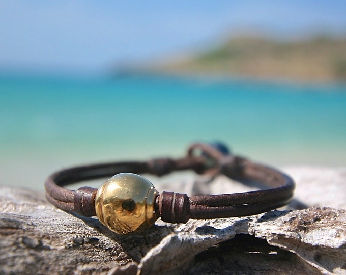 18k gold beads Tahitian pearl replica strung on leather with 1 Tahitian pearl clasp, Gold and leather, St Barth, beach jewelry,  boho chic