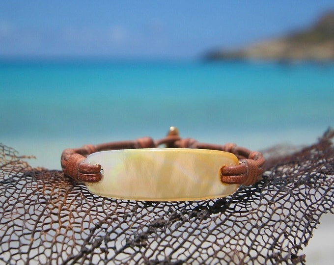 Leather bracelet with mother-of-pearl and a 18 carat gold clasp tailor made to your wrist, chic beach summer jewelry from St Barth island