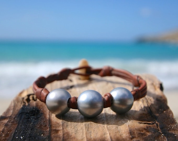 Bracelet of half-baroque Tahitian cultured multicolors pearls on leather. beach jewelry, bohemian, organic bracelet, st barth design gypsy.