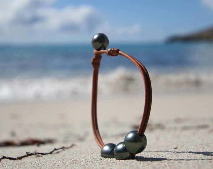 Trio of shinny Black cultured Tahitian pearls, minimalist jewelry on leather, St Barth island, boho and beach jewelery, bohemian style