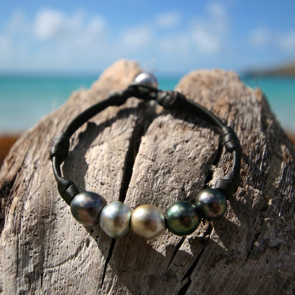 Pulsera degradada de perlas de Tahití multicolores semibarrocas y sobre cuero, joyería de playa, gitana. bobo, boho, San Bartolomé