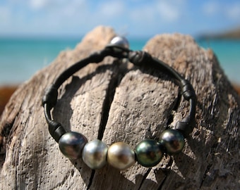 Bracciale sfumato di perle di Tahiti multicolori semi-barocche e pelle, gioielli da spiaggia, zingari. bobo, boho, Saint Barthelemy