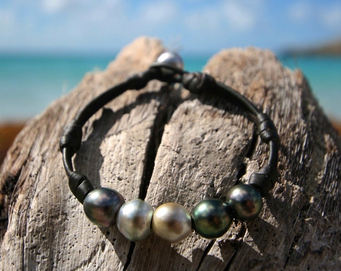 Bracelet of half-baroque Tahitian cultured multicolors pearls on leather. beach jewelry, bohemian, organic bracelet, st barth design gypsy.