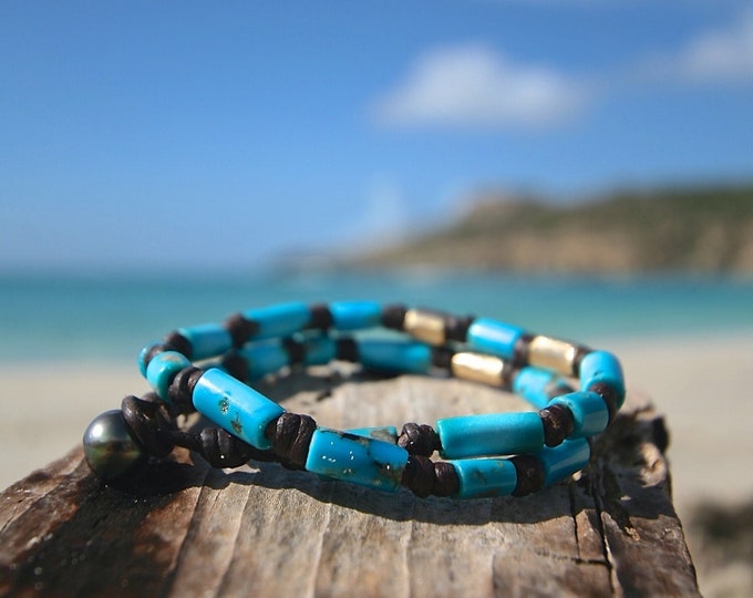 Genuine turquoises and solid gold beads strung on leather, double wrap bracelet with a Tahitian black pearl clasp, St Barts jewelry, seaside
