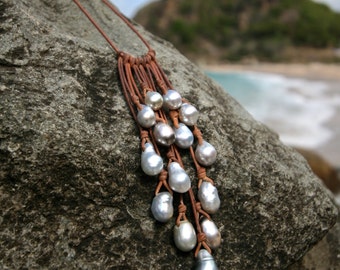 St Barts grey pearls and leather necklace. Tahitian cultured pearls grappe sautoir. beach seaside coastal jewelry, bohemian chic necklace.