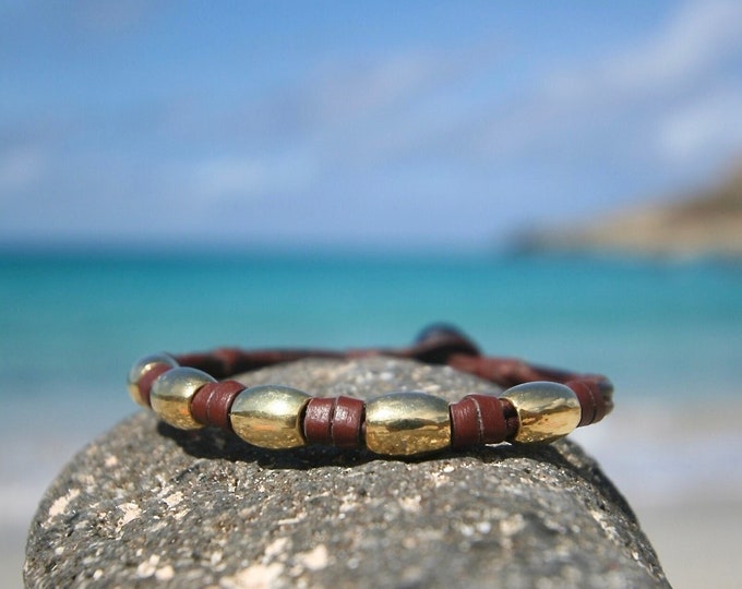 Unisex leather bracelet with hand-casted 18k Gold elements and a black Tahitian pearl clasp, st barth leather jewelry, pearl & gold bracelet