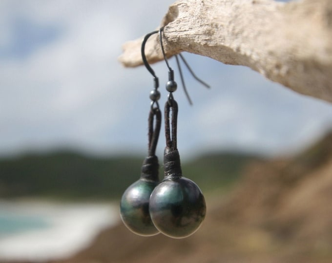 Black tahitian pearls earings on leather beach jewelery boho leather design endless summer st barts, cultured black pearls, bohemian.