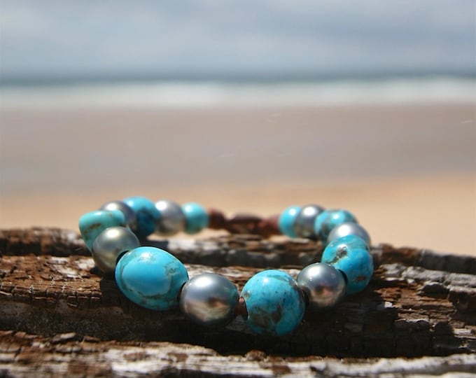 Genuine turquoise, 18k gold and Tahitian black pearls bracelet, pearl and leather jewelry, beach jewelry, St Barts jewelry, seaside jewelry.