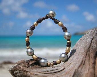 Pulsera de perlas de Tahití y elementos de oro de 18 quilates sobre cuero, joyería de playa y mar hecha en St Barthelemy, St Barth, joyería boho