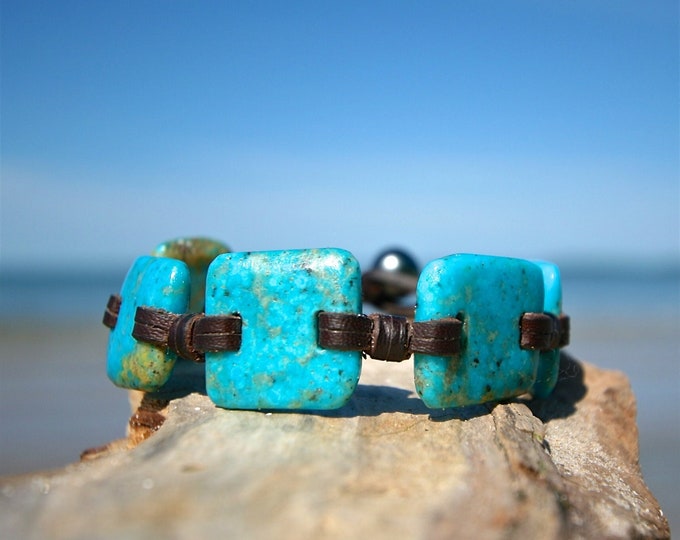 Handmade cut and polished American turquoises & Tahitian pearl clasp strung on leather, black pearl, beach jewelry, St Barts one of a kind.