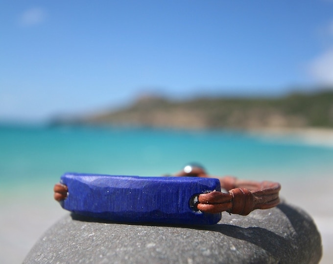 LAPIS Lazuli intense bracelet with Tahitian pearl clasp on leather, black Tahitian pearl, bohochic & beach, St Barts, tresors de St Barth