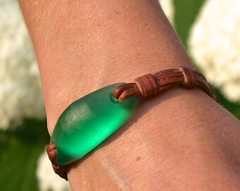 Trésors de St Barth - Sea glass bracelet strung with leather. beach Jewelry