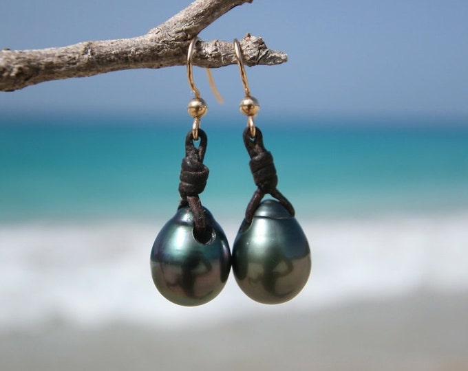 Black Tahitian pearls earrings on gold filled hooks and leather knots, St Barth design, unique earrings, handmade in French island, gypsy.