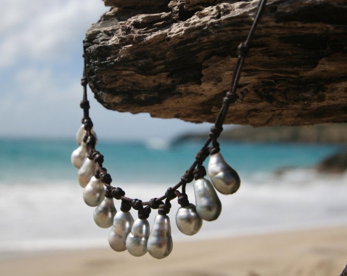 Tahitian silver-grey pearls necklace on leather, boho leather beach jewelry, tahitian black, St barts pearls, tahitian cultured pearls.