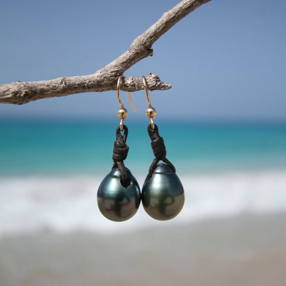 Black Tahitian pearls earrings on gold filled hooks and leather knots, St Barth design, unique earrings, handmade in French island, gypsy.