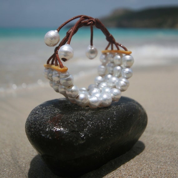 4 Australian white pearls cuff bracelet strung on leather with mother of pearls, beach jewelry, Saint Barth, bohemian chic, cultured pearl