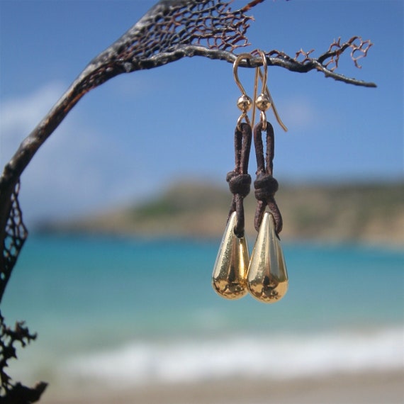 18k solid gold earrings dangle drops strung on leather, pendant in gold, small gold drops on leather, St Barthelemy, beach, luxury jewelry