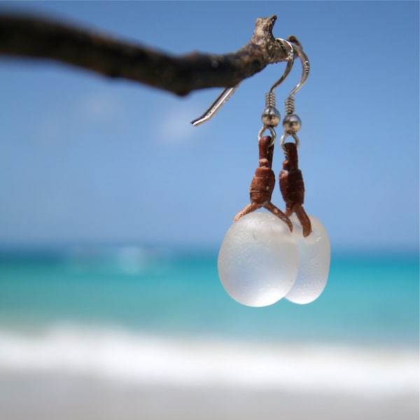 Ohrringe aus gerolltem Glas auf Silber und Leder, alte Glasblase, die von den Wellen des Ozeans auf Leder gefrostet wurde, Strand, Sommer,