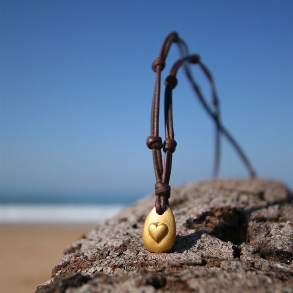 Pure 24k gold UNISEX pendant on leather with a Tahitian pearl clasp. Minimalist pure gold heart, beach jewelry St Barth, love gold pendant