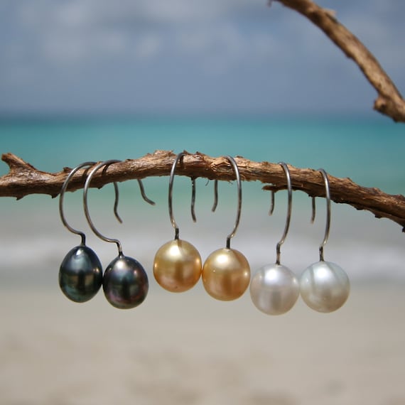 Modern pair of earings featuring Australian or Tahitian cultured pearls on silver, boho jewelry, beach jewelry, St Barth, leather jewelry