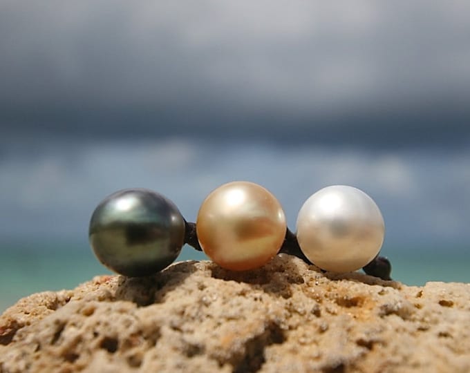 Pearls and leather necklace. Tahitian and Australian pearls, Leather jewelry, boho jewelry, cultured pearls, beach jewelry.