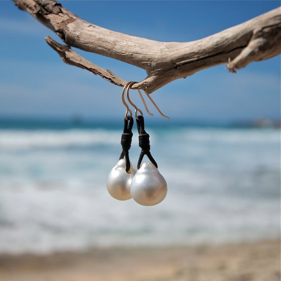 Pearls and leather earings, white pearls earings, Australian white pearls, boho jewelry, beach jewelry, gold wires, leather jewelry
