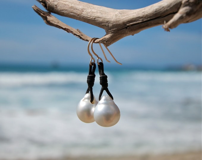 Pearls and leather earings, white pearls earings, Australian white pearls, boho jewelry, beach jewelry, gold wires, leather jewelry